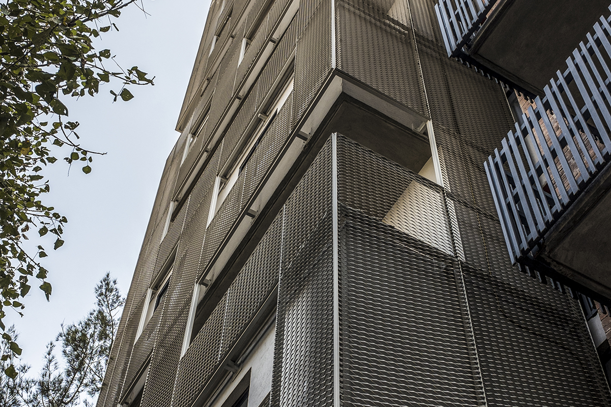 edificio con segunda piel de malla expandida marca metal experts