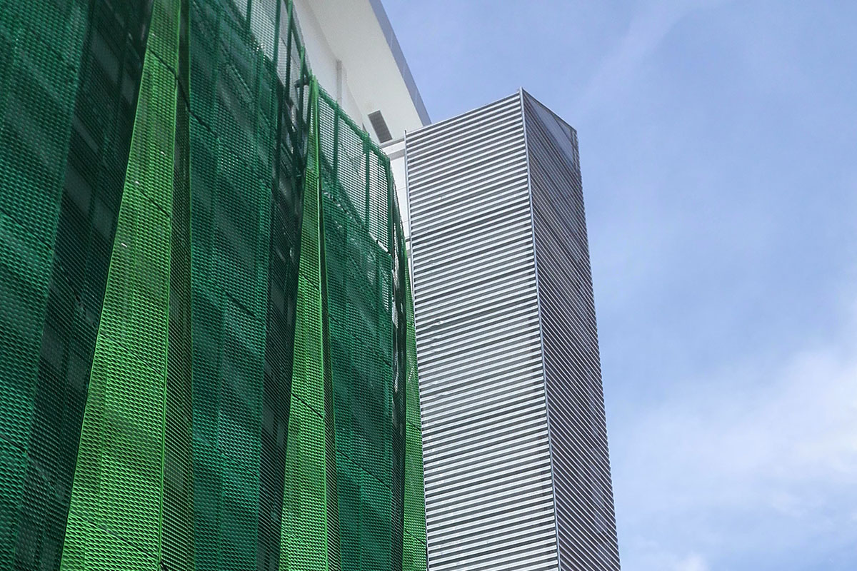 malla desplegada con perforaciones color verde para fachada